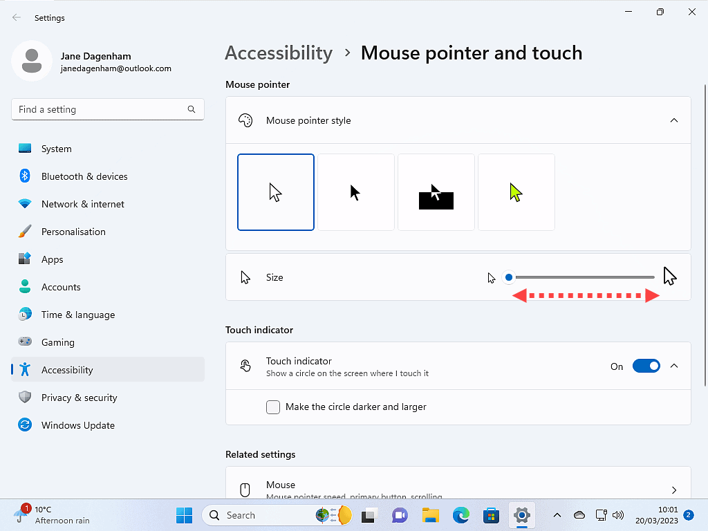 Mouse pointer size slider indicated by a red dotted arrow in Windows 11.
